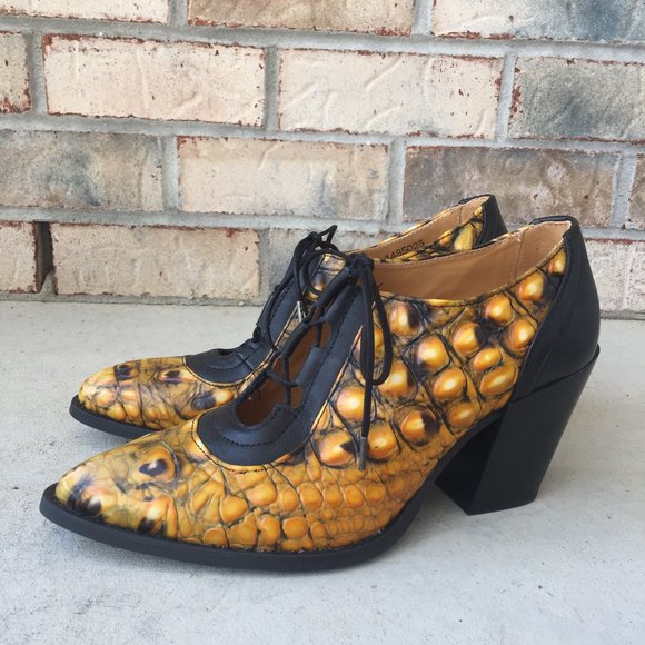 Fluevog Shoes - ENTRANCE ROOM 112 - Picture 1 of 5
